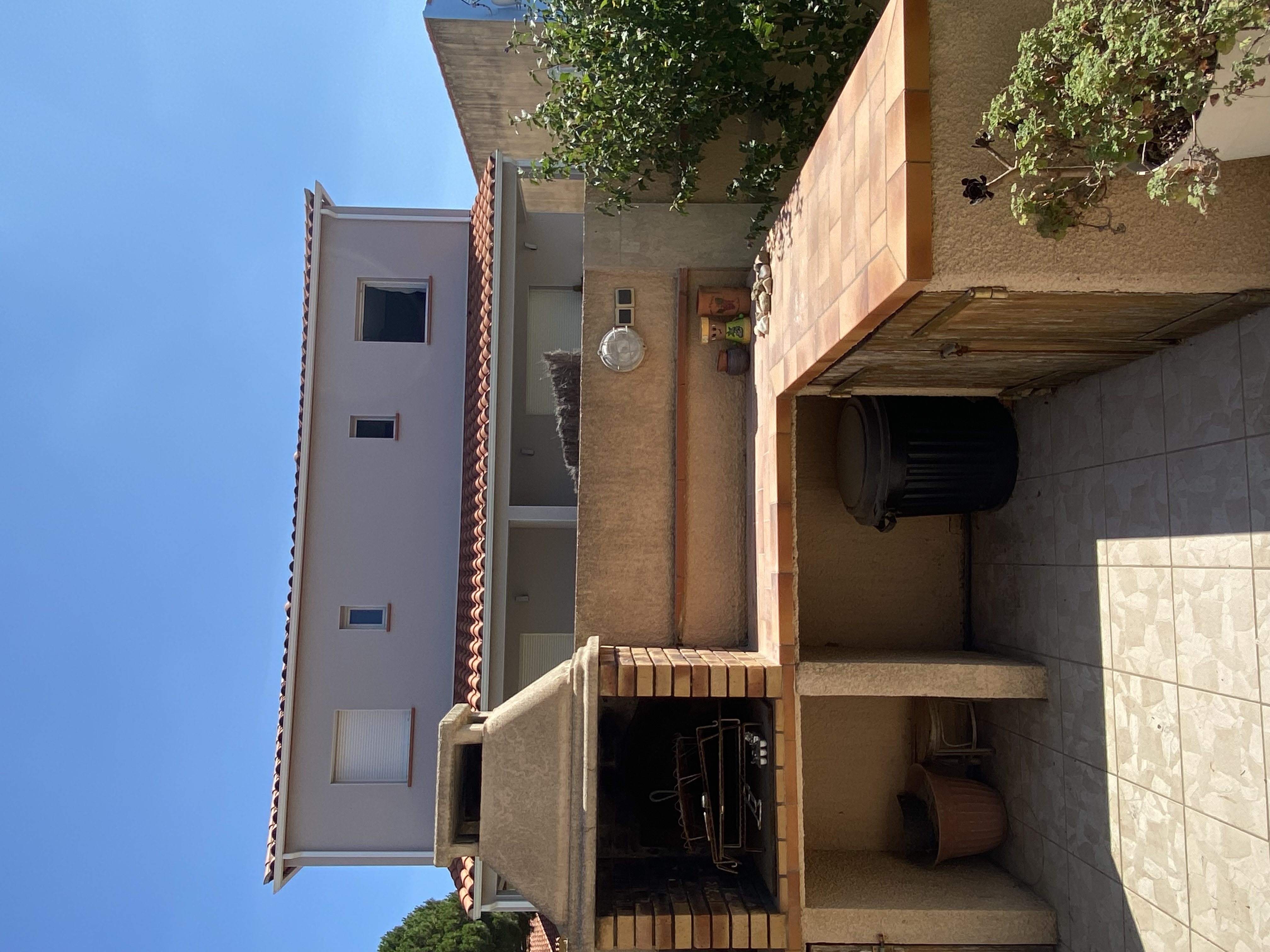 Terrasse d'une résidence secondaire dans les Pyrénées-Orientales